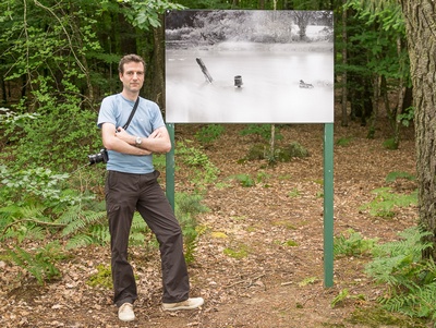 15 juillet 2014
Et voilà votre serviteur qui pose fièrement devant une de ses oeuvres ! Merci à la promeneuse botaniste pour cette photo et ses commentaires. Si vous désirez voir en vrai ce que ça donne, ça se passe sur le sentier côtier à Pluneret dans le Morbihan, jusqu'au 20 novembre. La place où il faut être !
expo_Pluneret_2014.jpg